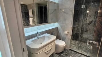 Combined shower/tub, free toiletries, towels