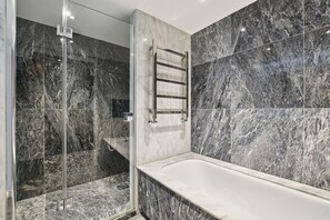 Combined shower/bathtub, free toiletries, towels - Buckingham Palace by Aeria Apartments (London)