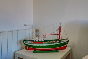 A model ship on a white shelf. - Clarimar Apartment by Hello Homes Sitges (Sitges)