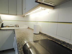 Kühlschrank, Mikrowelle, Ofen, Wasserkocher mit Kaffee-/Teezubehör