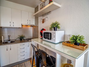 Fridge, microwave, coffee/tea maker, toaster - The Blue Island Loft by Hello Homes Sitges (Sitges)