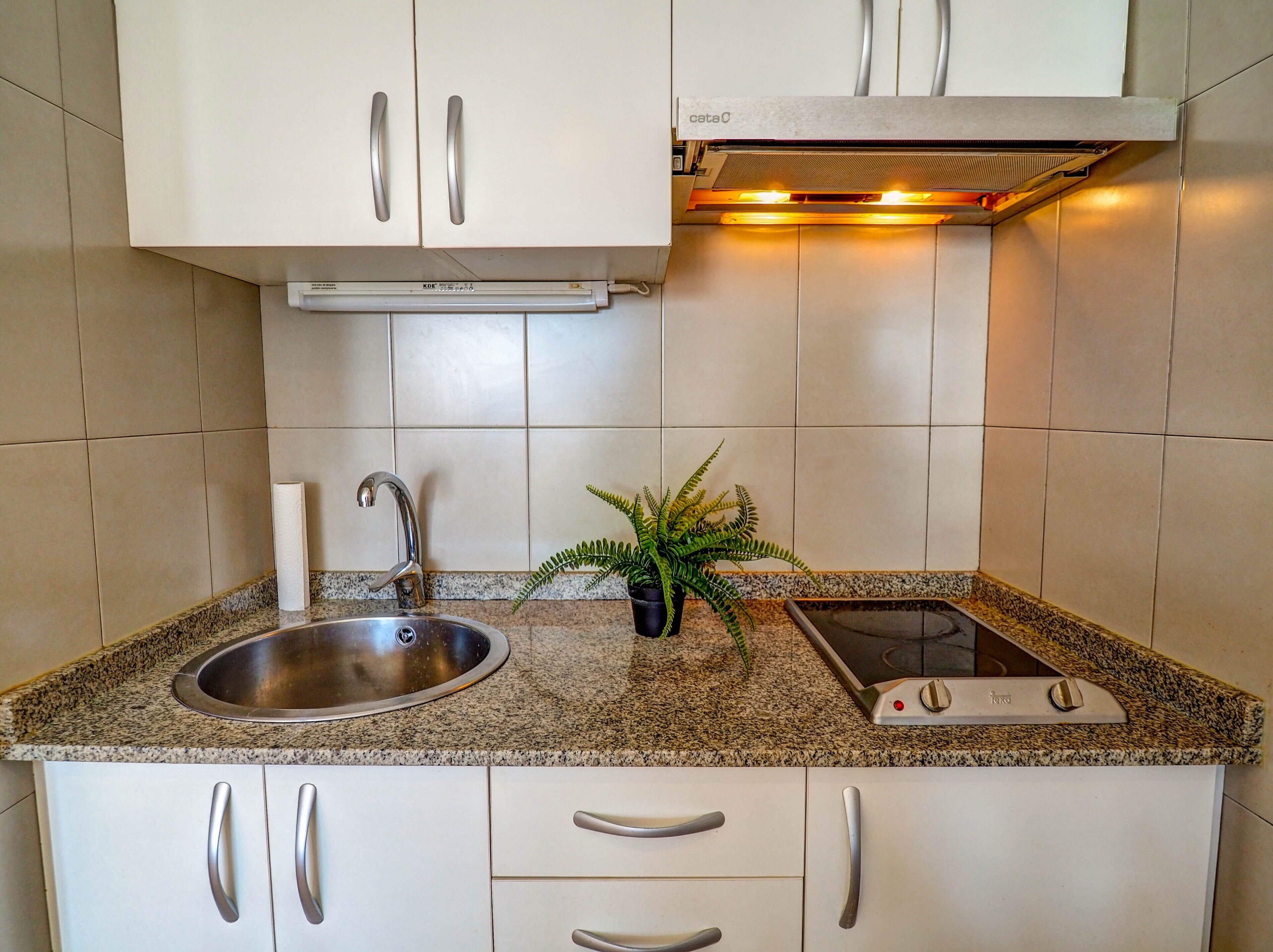 ثلاجة، ميكروويف، ماكينة لصنع القهوة/الشاي، غلّاية كهربائية