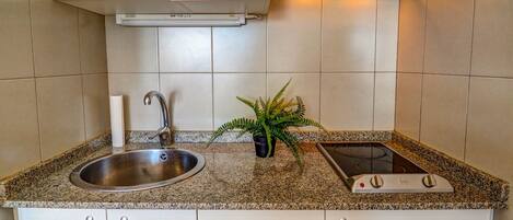 Frigorífico, microondas, cafetera o tetera y hervidor eléctrico