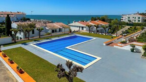 A swimming pool with a clear view of the sea and buildings in the background. - The Blue Island Loft by Hello Homes Sitges (Sitges)