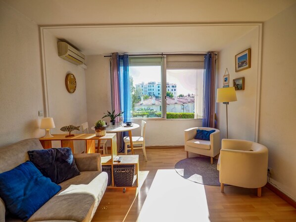 TV - The Blue Island Loft by Hello Homes Sitges (Sitges)