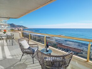 Outdoor dining - Ocean Skyline Penthouse by Hello Homes Sitges (Sitges)