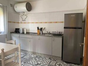 Kühlschrank, Mikrowelle, Herdplatte, Wasserkocher mit Kaffee-/Teezubehör