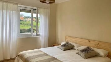 1 slaapkamer, een strijkplank/strijkijzer, gratis wifi, beddengoed