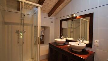 Douche, sĂšche-cheveux, serviettes fournies, savon