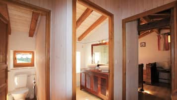 Een douche, een haardroger, handdoeken, zeep