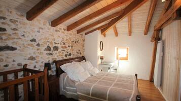 4 chambres, bureau, fer et planche Ă repasser, lit parapluie