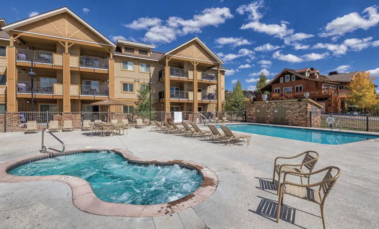 Cozy 2 Bedroom Deluxe in the Rocky Mountains