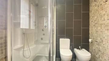 Een douche, een haardroger, handdoeken