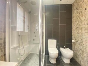 Douche, sèche-cheveux, serviettes fournies