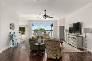 Smart TV, fireplace, table football - Lewisville Lakefront Home-hot tub-near Frisco/Dallas-Texas/Omni PGA Golf Course (Little Elm)