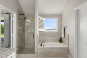 Douche, baignoire à jets, sèche-cheveux, serviettes fournies