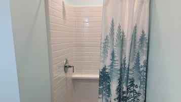Douche, sèche-cheveux, serviettes fournies, savon