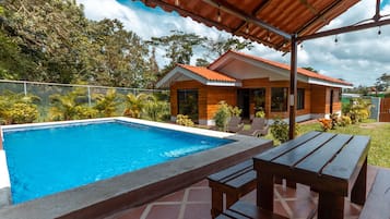 Una piscina al aire libre