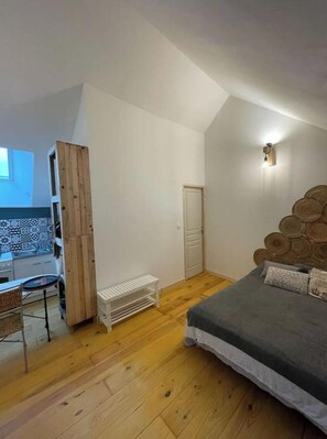 1 bedroom, bed sheets