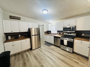 Microondas, horno, parrilla de estufa y lavavajillas 