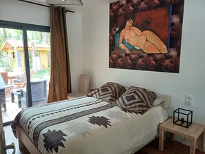 4 bedrooms, iron/ironing board, WiFi, bed sheets