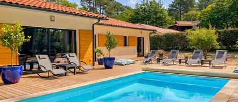 Alberca al aire libre y alberca climatizada