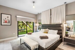 5 Schlafzimmer, Schreibtisch, Bügeleisen/Bügelbrett, Reisekinderbett