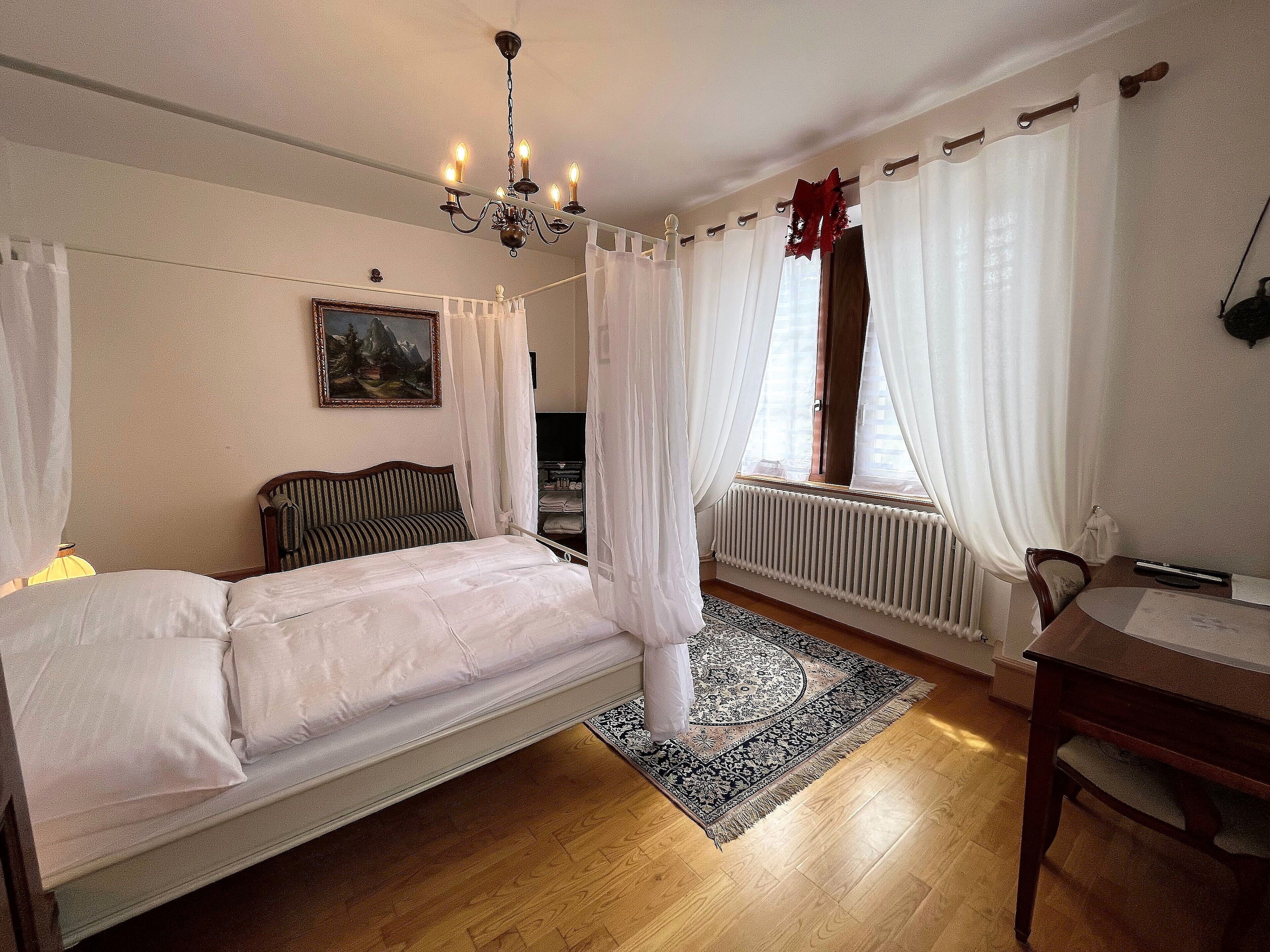 Chambre Deluxe, 1 grand lit, non-fumeur, salle de bains commune