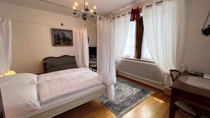 Rom – deluxe, 1 queensize-seng, ikke-røyk, delt bad