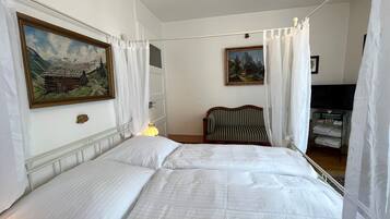 Deluxe Room, 1 Queen Bed, Non Smoking, Shared Bathroom | Individually decorated, individually furnished, desk, iron/ironing board