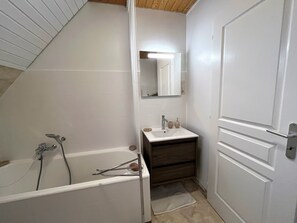 Deluxe Room, 1 Katil Ratu (Queen), Non Smoking, Shared Bathroom | Bilik Mandi | Pengering rambut, jubah mandi, selipar, bidet 