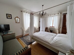Habitación Deluxe, 1 cama Queen size, para no fumadores, baño compartido | Decoración personalizada, muebles diferentes y escritorio 