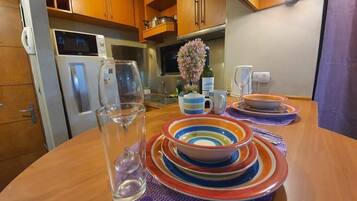 Comfort Studio Suite | Private kitchen | Fridge, microwave, oven, toaster