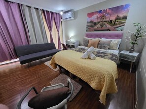 コンフォート スタジオスイート | ノートパソコン用作業スペース、遮光カーテン、WiFi (無料)、ベッドシーツ