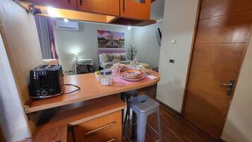 Comfort Studio Suite | Private kitchen | Fridge, microwave, oven, toaster