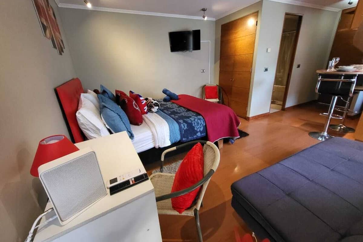 Comfort-Studiosuite | Laptopgeeigneter Arbeitsplatz, Verdunkelungsvorhänge, kostenloses WLAN
