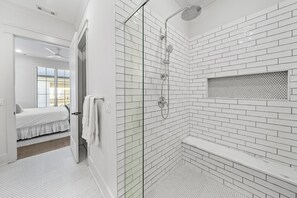 Dusche, Haartrockner, Handtücher, Seife