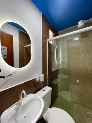 Standard Quadruple Room | Bathroom | Shower, towels