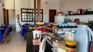 Free daily buffet breakfast - Pousada BellMar (Cabo Frio)