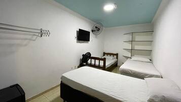 Quarto triplo básico | Wi-Fi de cortesia, roupa de cama