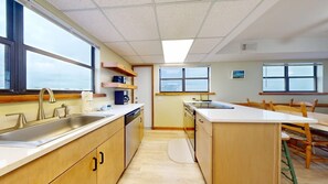 冷蔵庫、電子レンジ、オーブン、コンロ