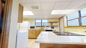 冷蔵庫、電子レンジ、オーブン、コンロ