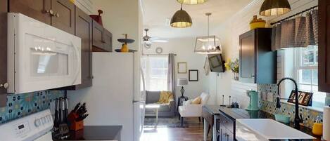 Kylskåp, mikrovågsugn, ugn och spishäll