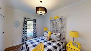 1 habitación, tabla de planchar con plancha y cuna de viaje