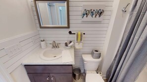 Doccia, asciugacapelli, asciugamani, sapone