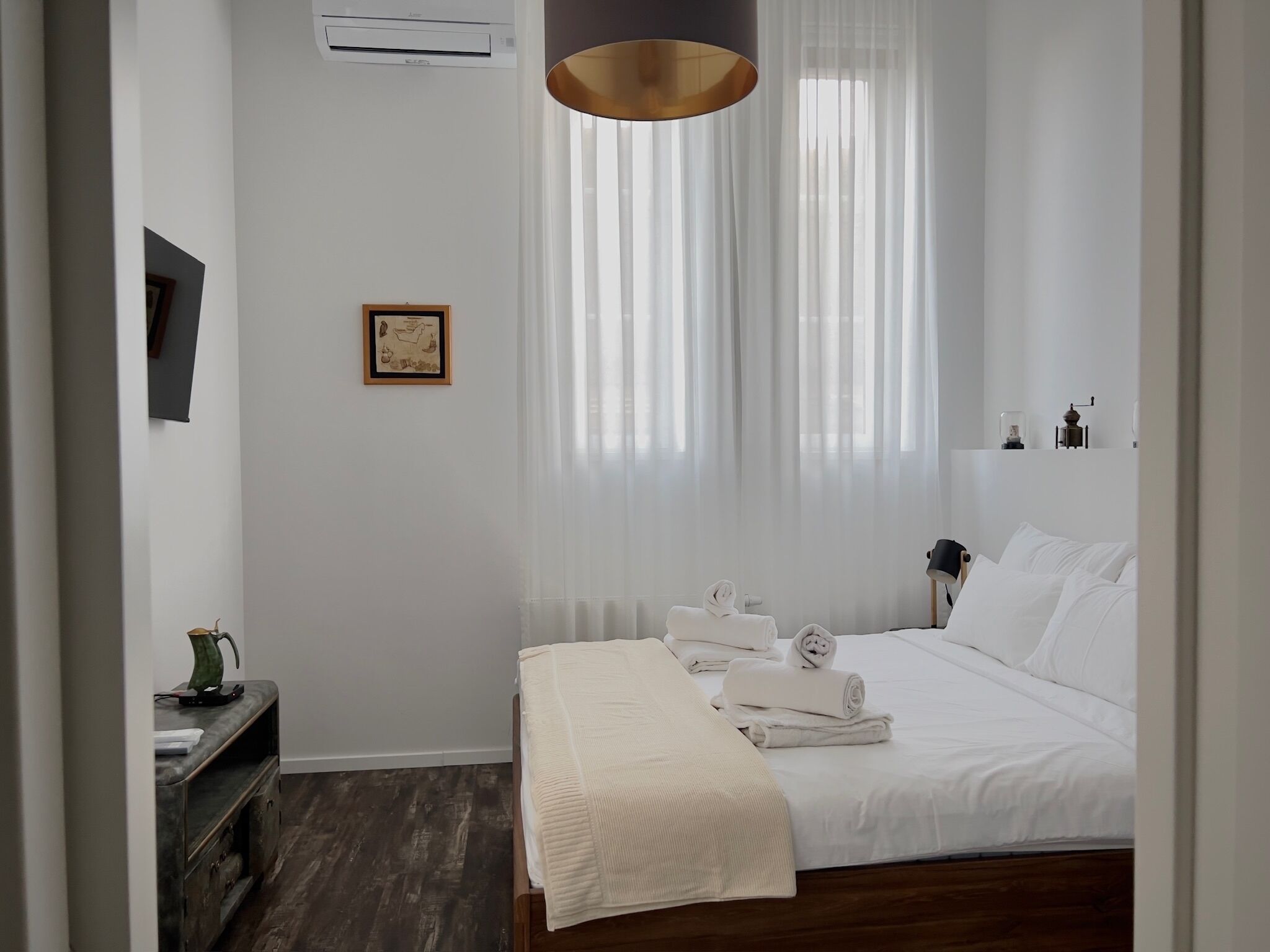 2 bedrooms, in-room safe, desk, iron/ironing board