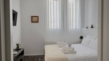 2 bedrooms, in-room safe, desk, iron/ironing board