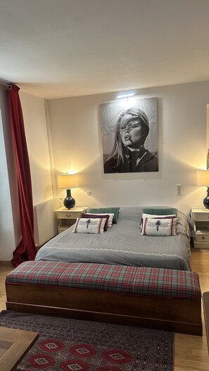 4 bedrooms, iron/ironing board, free WiFi, bed sheets