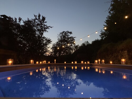 Romantic villa in Dordogne, air-conditioned, private heated pool, king size bed