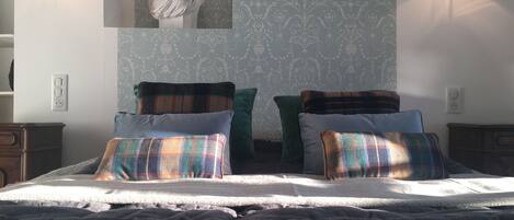 4 bedrooms, iron/ironing board, free WiFi, bed sheets